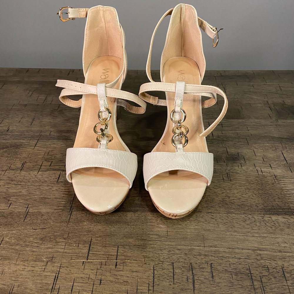 Brand: Wallis. Beige Color. Size 40